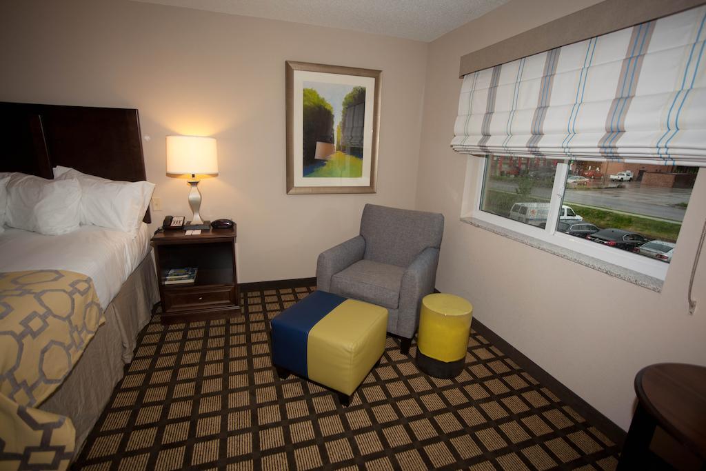 Baymont By Wyndham Erie Hotell Exteriör bild